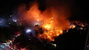 Ein Großbrand wütet im Dorf Guryong, einem der letzten Slums in Seoul. Ein Großbrand wütet im Dorf Guryong, einem der letzten Slums in Seoul.