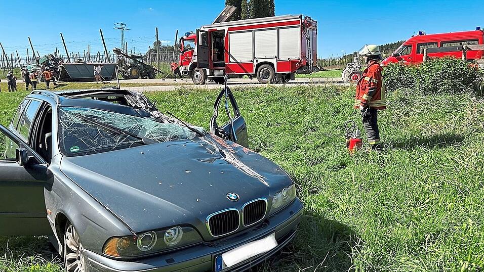 Seitlich aufgeschlitzt wurde der BMW bei dem Unfall. Seitlich aufgeschlitzt wurde der BMW bei dem Unfall.
