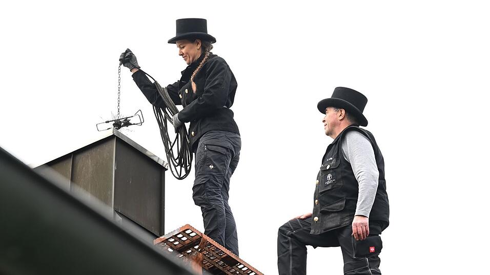 Kaminkehrer sorgen daf&uuml;r, dass Feuerst&auml;tten ohne Probleme betrieben werden k&ouml;nnen. (Archivbild)