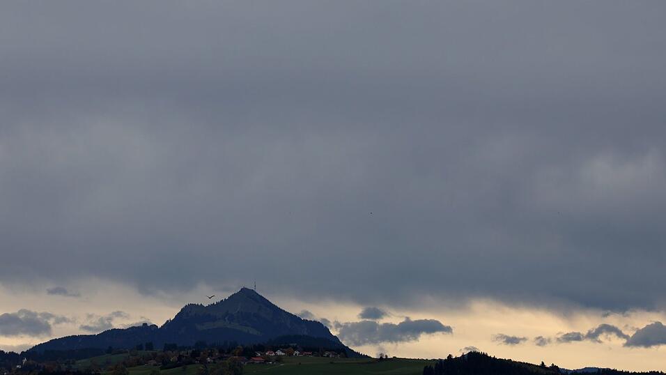 Einsatzkräfte fanden den Mann leblos in unwegsamem Gelände an der Südkante des Grünten nahe Burgberg im Allgäu (Landkreis Oberallgäu). (Symbolbild) Einsatzkräfte fanden den Mann leblos in unwegsamem Gelände an der Südkante des Grünten nahe Burgberg im Allgäu (Landkreis Oberallgäu). (Symbolbild)