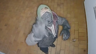 Eine Kamera hat den Unbekannten gefilmt.