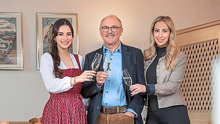 Mit einem 'lachenden und einem weinenden Auge' verabschieden sich Franz Hopper und seine beiden Töchter Franziska (links) und Angela Mitte April vom 'Landshuter Hof'.