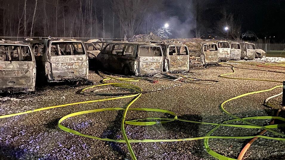 23 Dienstfahrzeuge gingen in Flammen auf.