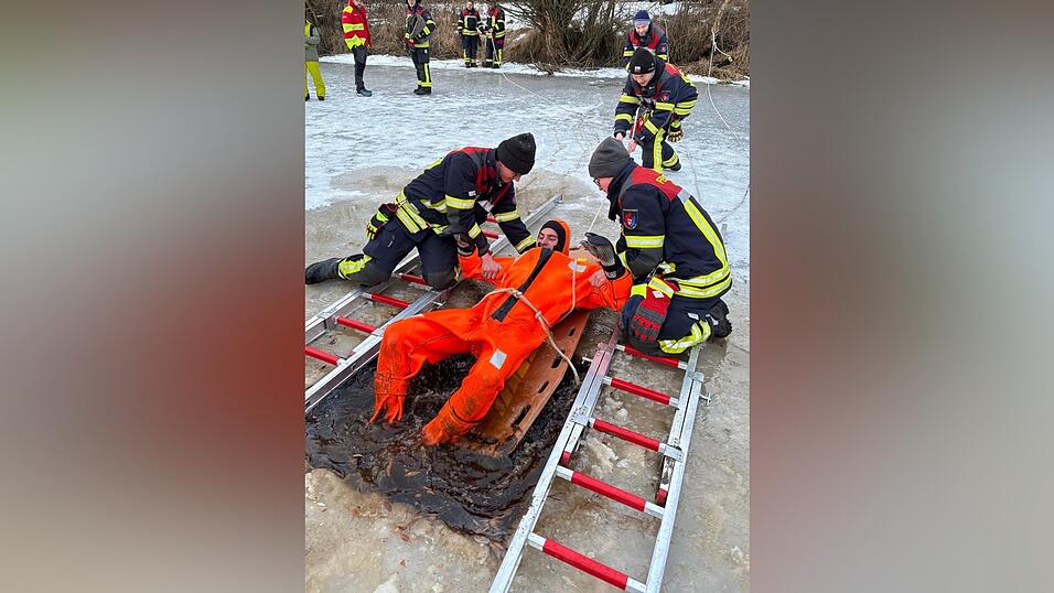 Eine schnelle und sichere Rettung ist elementar wichtig f&uuml;r das &Uuml;berleben einer ins Eis eingebrochenen Person.