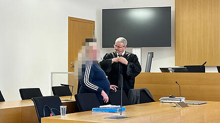 Die Angeklagte vor der Verhandlung im Gespr&auml;ch mit ihrem Anwalt Stefan Rothneichner.