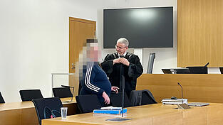 Die Angeklagte vor der Verhandlung im Gespr&auml;ch mit ihrem Anwalt Stefan Rothneichner.
