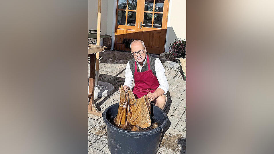 Peter Markgraf pflegt als besonderen Service f&uuml;r Lederhosenkunden eine sehr seltene Kunst: Lederhosenwaschen.