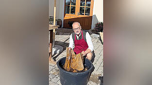 Peter Markgraf pflegt als besonderen Service f&uuml;r Lederhosenkunden eine sehr seltene Kunst: Lederhosenwaschen.