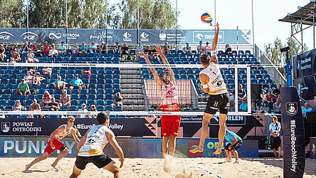 Mit Schmackes: Jonas Sagstetter (wei&szlig;es Trikot, rechts) und Interimspartner Sven Winter (wei&szlig;es Trikot, links) zauberten mit dem Achtelfinale ein ordentliches Ergebnis in den Sand von Stare Jablonki.