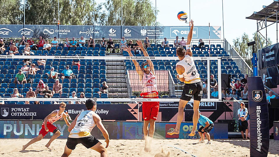 Mit Schmackes: Jonas Sagstetter (weißes Trikot, rechts) und Interimspartner Sven Winter (weißes Trikot, links) zauberten mit dem Achtelfinale ein ordentliches Ergebnis in den Sand von Stare Jablonki. Mit Schmackes: Jonas Sagstetter (weißes Trikot, rechts) und Interimspartner Sven Winter (weißes Trikot, links) zauberten mit dem Achtelfinale ein ordentliches Ergebnis in den Sand von Stare Jablonki.