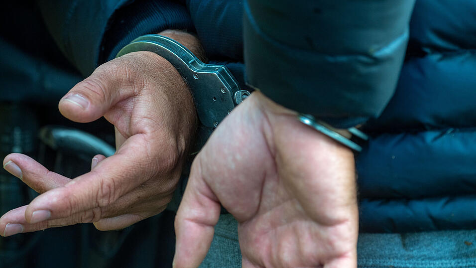 Die Polizei nahm schließlich einen Verdächtigen fest. (Symbolbild) Die Polizei nahm schließlich einen Verdächtigen fest. (Symbolbild)