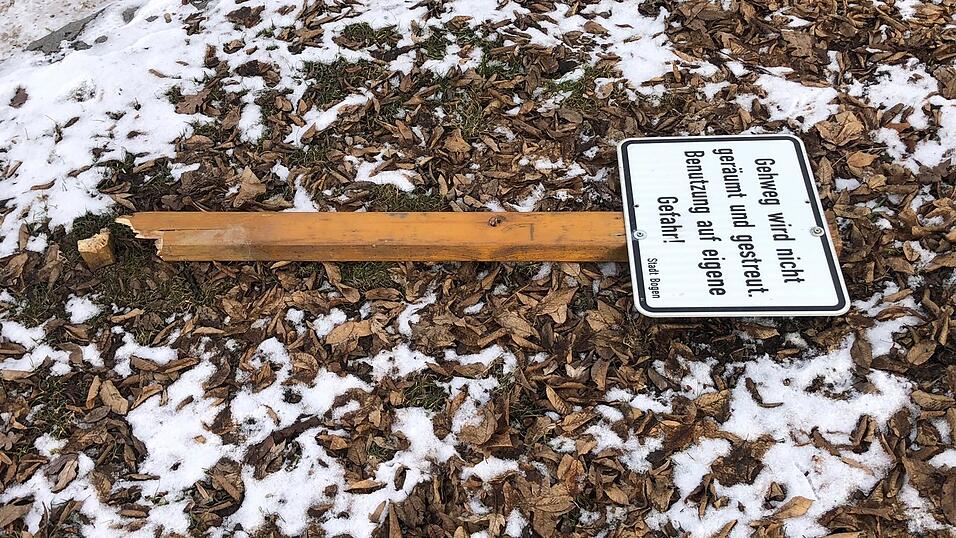 Das umgeworfene Schild liegt beim Eingang zum Europa-Park beim Schulzentrum.