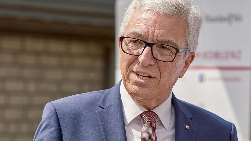 'Wir reagieren mit aller Deutlichkeit - in der realen Welt und in der virtuellen': der rheinland-pfälzische Innenminister Roger Lewentz. 'Wir reagieren mit aller Deutlichkeit - in der realen Welt und in der virtuellen': der rheinland-pfälzische Innenminister Roger Lewentz.