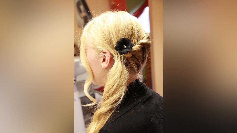 4. Wer Zeit hat, kann die restlichen Haare mit einem Gl&auml;tteisen oder einem Lockenstab etwas locken. Dadurch sieht die Frisur noch raffinierter aus.