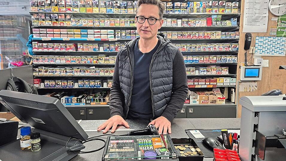 Benedikt Toth arbeitet heute im Parkhaus mit Tankstelle, das einst seiner Tante gehörte, die dort in ihrer Wohnung ermordet wurde. Heute besitzt es Toths Bruder. Benedikt Toth arbeitet heute im Parkhaus mit Tankstelle, das einst seiner Tante gehörte, die dort in ihrer Wohnung ermordet wurde. Heute besitzt es Toths Bruder.