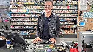 Benedikt Toth arbeitet heute im Parkhaus mit Tankstelle, das einst seiner Tante gehörte, die dort in ihrer Wohnung ermordet wurde. Heute besitzt es Toths Bruder.
