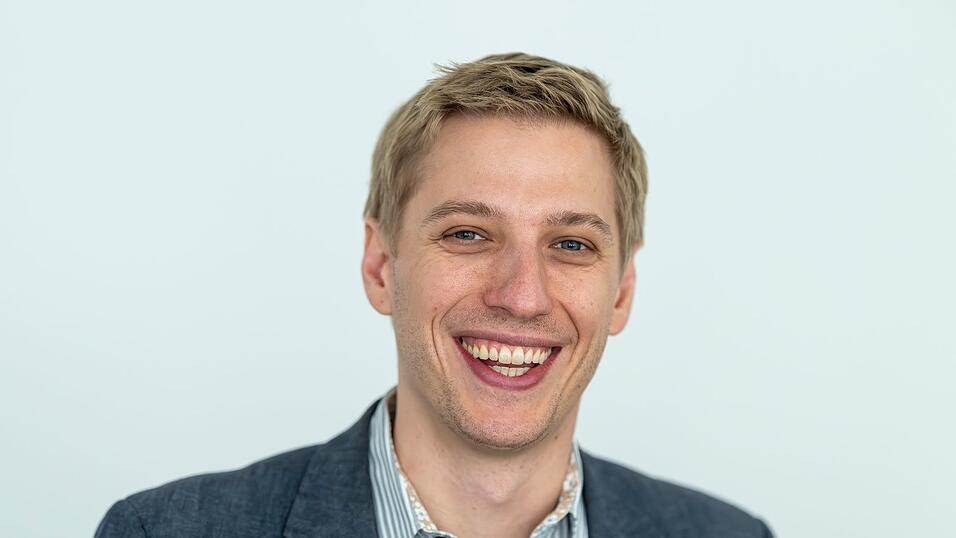 Der M&uuml;nchner Oberb&uuml;rgermeister Dominik Krause (Gr&uuml;ne) erh&auml;lt von seinem Vorg&auml;nger Dieter Reiter (SPD) die Amtskette. (Archivbild)