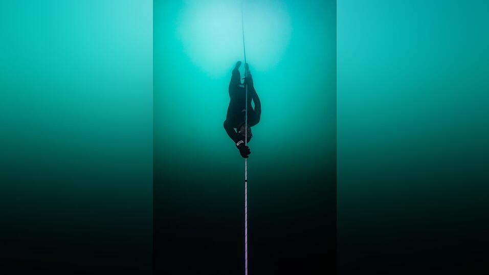 Am Seil zieht sich der Apnoe-Taucher Minja Marinković bis auf 85 Meter in die Tiefe. Am Seil zieht sich der Apnoe-Taucher Minja Marinković bis auf 85 Meter in die Tiefe.