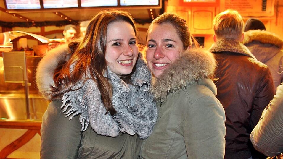 Der idyllische Christkindlmarkt in der Freyung in Landshut zählt zu den schönsten Christkindlmärkten Bayerns. Bei eisigen Temperaturen ist dort insbesondere die Glühwein-Alm natürlich heiß begehrt. Der idyllische Christkindlmarkt in der Freyung in Landshut zählt zu den schönsten Christkindlmärkten Bayerns. Bei eisigen Temperaturen ist dort insbesondere die Glühwein-Alm natürlich heiß begehrt.