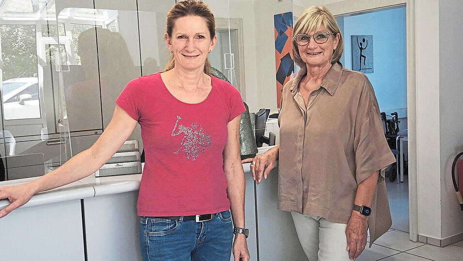 Aus dem Vogtland ist vor Kurzem die Allgemeinmedizinerin Dr. Kathrin Kusche (li.) in die Gemeinde Bernried gezogen und f&uuml;hrt ab 6. Oktober ihre eigene Praxis in Edenstetten. Dr. Schlemmers Ehefrau Diana (r.) bleibt dem Team erhalten und bringt ihre langj&auml;hrige Erfahrung ein.