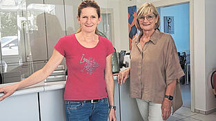 Aus dem Vogtland ist vor Kurzem die Allgemeinmedizinerin Dr. Kathrin Kusche (li.) in die Gemeinde Bernried gezogen und führt ab 6. Oktober ihre eigene Praxis in Edenstetten. Dr. Schlemmers Ehefrau Diana (r.) bleibt dem Team erhalten und bringt ihre langjährige Erfahrung ein.