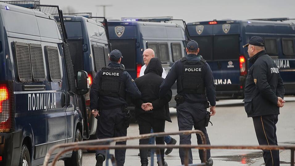 In Skopje beginnt ein Prozess gegen Dutzende mutmaßlich Verantwortliche für den verheerenden Brand in einem Nachtclub, infolgedessen 63 Menschen ums Leben kamen. In Skopje beginnt ein Prozess gegen Dutzende mutmaßlich Verantwortliche für den verheerenden Brand in einem Nachtclub, infolgedessen 63 Menschen ums Leben kamen.