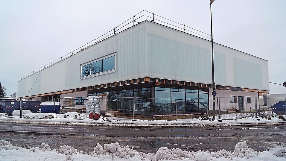 Die Vilstalhallen-Sanierung in Vilsbiburg ist noch nicht beendet. Der Sportbetrieb soll zum Beginn des Schuljahres 2026/2027 m&ouml;glich sein.