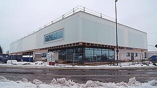 Die Vilstalhallen-Sanierung in Vilsbiburg ist noch nicht beendet. Der Sportbetrieb soll zum Beginn des Schuljahres 2026/2027 m&ouml;glich sein.