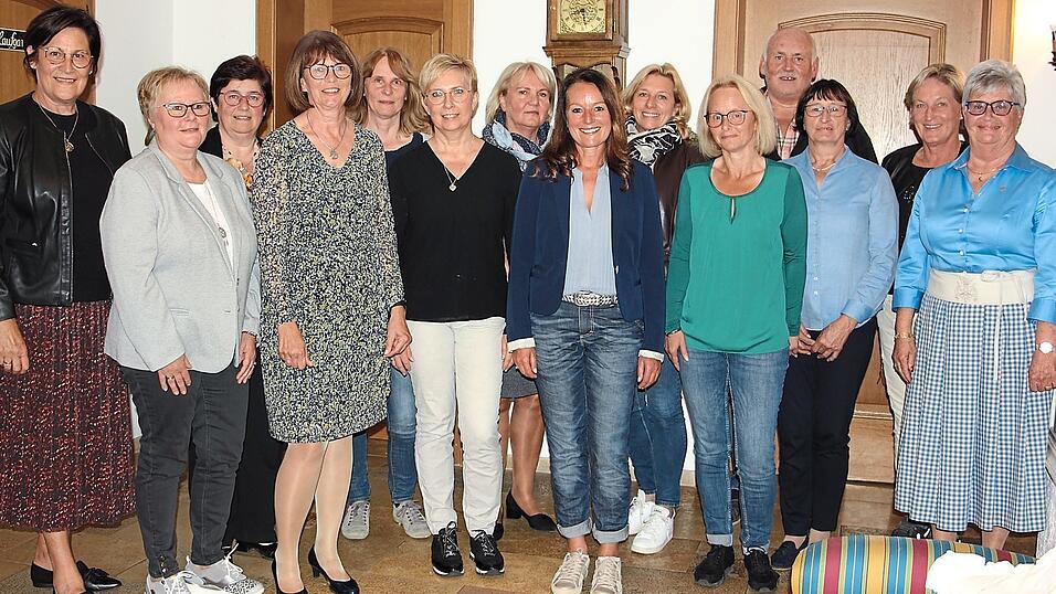 Das neue F&uuml;hrungsteam des Frauenbundes um Vorsitzende Waltraud Kistler (4.v.l.) mit Bezirksvorsitzender Christa Mirlach (2. v. l.) und Pr&auml;ses Stadtpfarrer Josef Paulus.