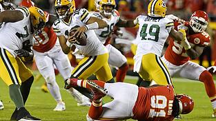 Wird bei seinem Deb&uuml;t oft von der Chiefs-Verteidigung unter Druck gesetzt: Packers-Quarterback Jordan Love.