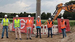 Vor dem R&uuml;ckbau des zehnten Masten der Mittelspannungsleitung trafen sich am Montag (v. l.) Tobias Brockel, Kommunalmanager des Bayernwerks, B&uuml;rgermeister Matthias Kohlmayer, Michael Kollmeder, Lukas Ferstl und Stefan Pritzl vom Bayernwerk sowie Jurek Schreiber, Bauleiter der Firma Streicher.