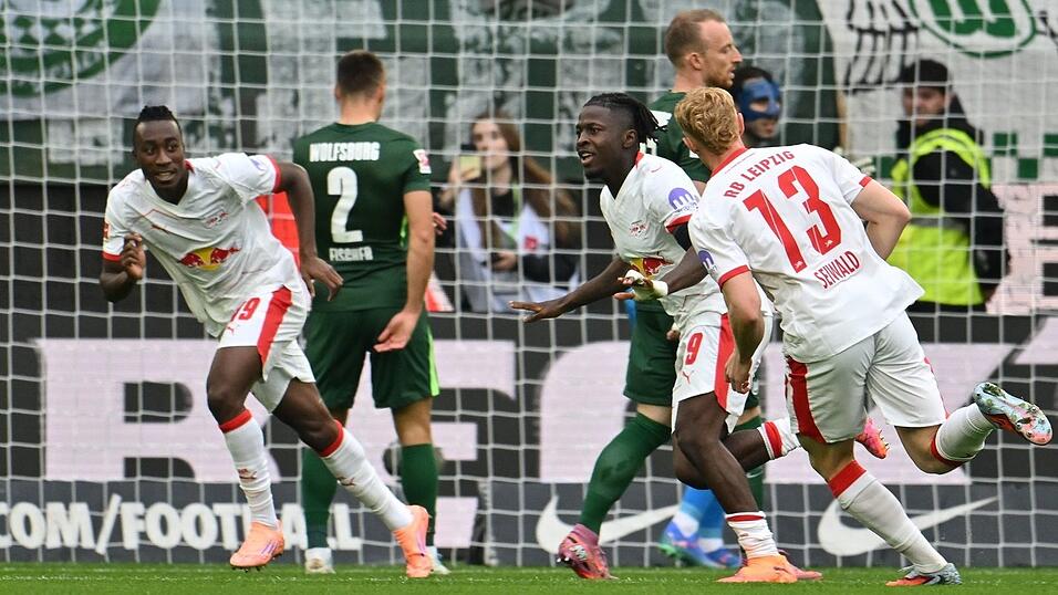 Das 600. Tor der Leipziger Bundesliga-Geschichte: Johan Bakayoko (r) jubelt über das 1:0 in Wolfsburg. Das 600. Tor der Leipziger Bundesliga-Geschichte: Johan Bakayoko (r) jubelt über das 1:0 in Wolfsburg.