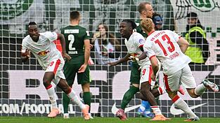 Das 600. Tor der Leipziger Bundesliga-Geschichte: Johan Bakayoko (r) jubelt über das 1:0 in Wolfsburg.