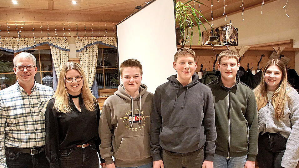 Von links: Vorsitzender Albert Gro&szlig;, Jugendwartin Elisa Dummer, Michael Gro&szlig;, Nick Laumer und Janik Laumer sowie Jugendwartin Theresa Laumer. Nicht auf dem Bild ist Florian Weigl.