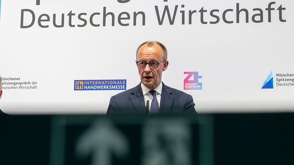 Bundeskanzler Friedrich Merz (CDU) will in Sachen Tankrabatt abwarten.