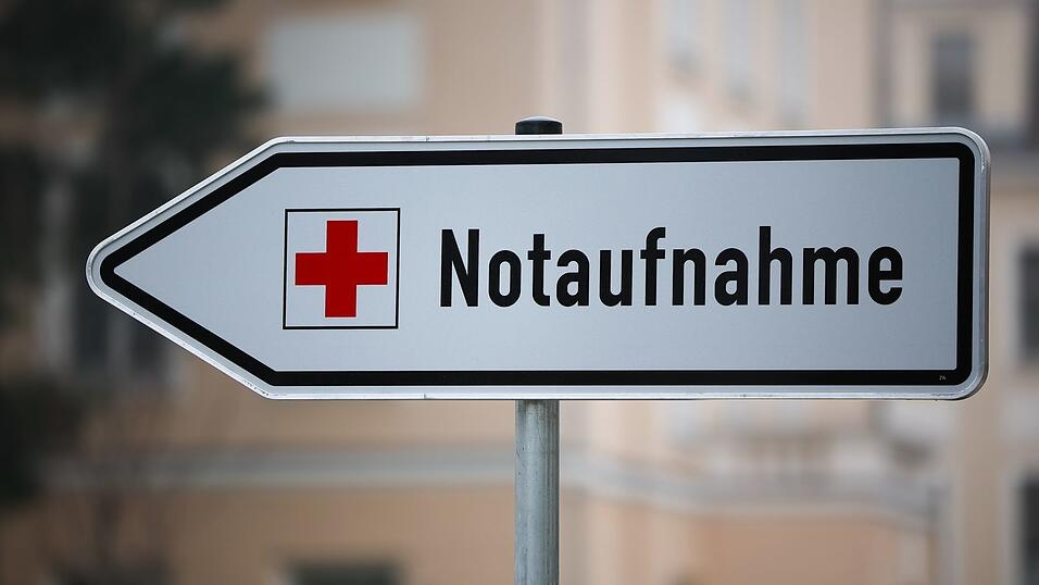 Sanitäter bringen den Rollerfahrer in ein Krankenhaus. (Symbolbild) Sanitäter bringen den Rollerfahrer in ein Krankenhaus. (Symbolbild)