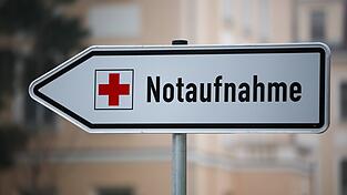 Sanitäter bringen den Rollerfahrer in ein Krankenhaus. (Symbolbild) Sanitäter bringen den Rollerfahrer in ein Krankenhaus. (Symbolbild)