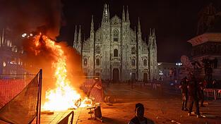 Vor dem Mailänder Dom brannte am Samstagabend ein Feuer. Vor dem Mailänder Dom brannte am Samstagabend ein Feuer.
