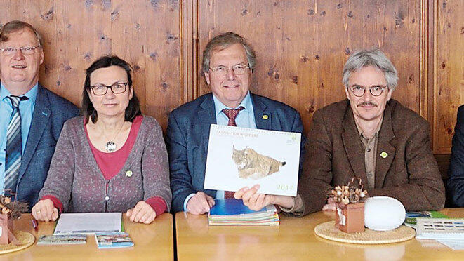 Das Bild zeigt (von links) Karl Haberzettl, Peter Rottner, Kathy Mühlebach-Sturm, Hubert Weiger, Richard Mergner und Reinhold König. Das Bild zeigt (von links) Karl Haberzettl, Peter Rottner, Kathy Mühlebach-Sturm, Hubert Weiger, Richard Mergner und Reinhold König.