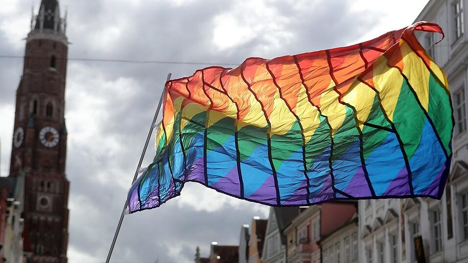Knapp 2.000 Teilnehmer feierten am Samstag in Landhut den ersten Christopher-Street-Day Niederbayerns.