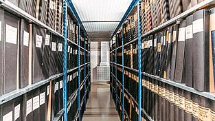 Ein Blick in eins der Archivregale in Straubing: Dort wird die Geschichte in den Zeitungsbänden aufbewahrt.
