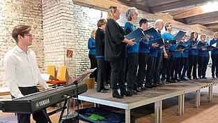 Christoph Bichlmeier begleitete die gastgebende Liedertafel Moosburg souver&auml;n am Keyboard.