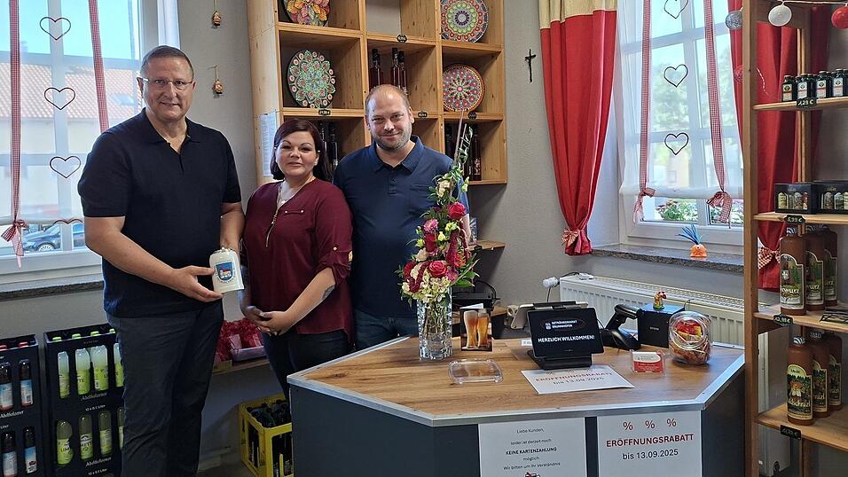 Bürgermeister Markus Müller gratulierte Natalia und Tom Brunnhofer (v.l.) zur Eröffnung ihres neuen Getränkemarkts. Bürgermeister Markus Müller gratulierte Natalia und Tom Brunnhofer (v.l.) zur Eröffnung ihres neuen Getränkemarkts.