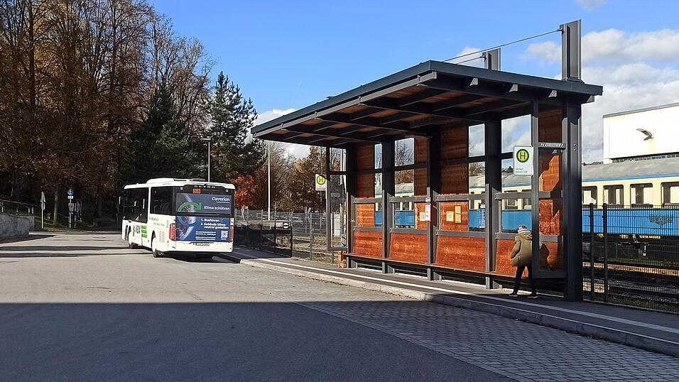 Busfahren von Viechtach bis Passau mit einem Ticket? Das soll innerhalb eines Verkehrsverbundes möglich sein. Es gibt allerdings Probleme bei den Planungen. Busfahren von Viechtach bis Passau mit einem Ticket? Das soll innerhalb eines Verkehrsverbundes möglich sein. Es gibt allerdings Probleme bei den Planungen.