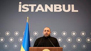 Ex-Verteidigungsminister Rustem Umjerow ist einer der Hauptunterhändler von Kiew und wurde jetzt als Zeuge in einem Schmiergeldskandal vernommen. (Archivbild) Ex-Verteidigungsminister Rustem Umjerow ist einer der Hauptunterhändler von Kiew und wurde jetzt als Zeuge in einem Schmiergeldskandal vernommen. (Archivbild)