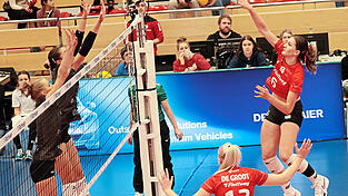 Voll durchziehen: Das m&uuml;ssen die roten Raben um Annie Hatch (re.) und Tina de Groot (2.v.r.) auch gegen Leverkusen wieder.