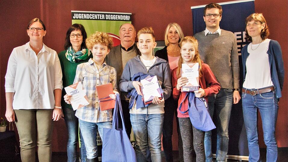 Die drei besten (vorne, v. l.) Paul Leitl (Platz 3), Karl Jungbauer (Platz 1) und Anna Kreuz (Platz 2) sowie 4You-Leiterin Karin Loibl (hinten, v. l.), Barbara Bergmüller (Pustet), stellvertretender Landrat Josef Färber und die Stadträte Renate Wasmeier und Paul Linsmaier sowie Moderatorin Christine Molthof. Die drei besten (vorne, v. l.) Paul Leitl (Platz 3), Karl Jungbauer (Platz 1) und Anna Kreuz (Platz 2) sowie 4You-Leiterin Karin Loibl (hinten, v. l.), Barbara Bergmüller (Pustet), stellvertretender Landrat Josef Färber und die Stadträte Renate Wasmeier und Paul Linsmaier sowie Moderatorin Christine Molthof.