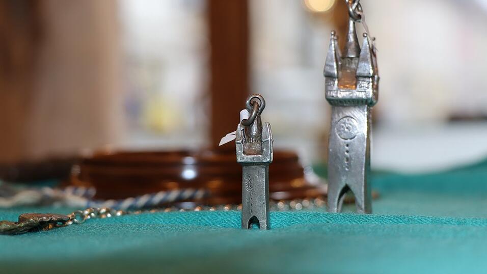 Im Liberté gibt es den Stadtturm in Miniatur-Version als Anhänger. Im Liberté gibt es den Stadtturm in Miniatur-Version als Anhänger.