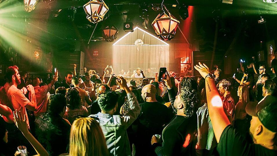 Egal, in welchen Clubs der Welt er am Mischpult (hier im Hintergrund in der Mitte) steht, seine Musik kommt an - so wie hier im 'SOUND Nightclub' in Hollywood.