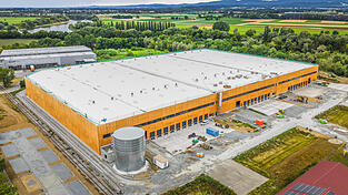 Riesengroß und voll aus Holz: das größte Logistikzentrum aus Holz in ganz Europa, das in den vergangenen 13 Monaten in absoluter Rekordzeit im Hafen Straubing-Sand gebaut wurde und noch heuer in Betrieb gehen soll.